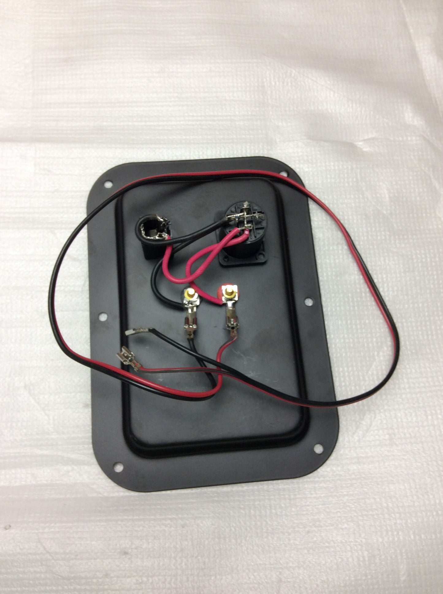 SBG1158 SPEAKER JACK PLATE Terminals and plate that is installed on the back