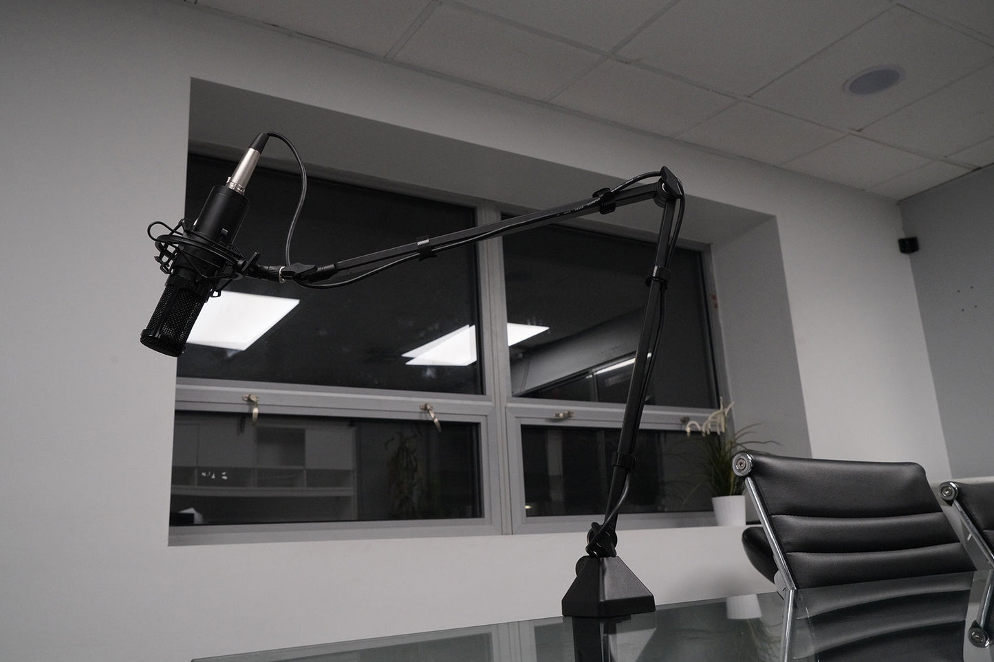 R-TRACK 2x2 + (2) RCM01 + (2) PRO-M50 + R-BOOM 34 + RHPA4 Bundle