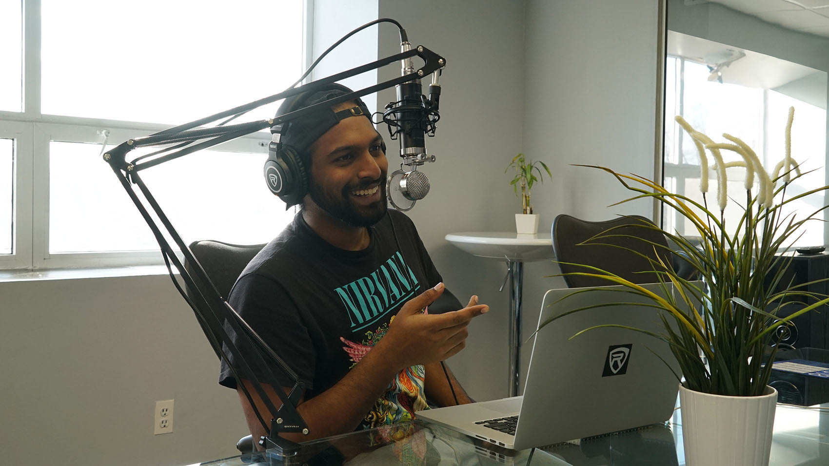 R-TRACK SOLO + APM5B Black Studio Monitors Bundle