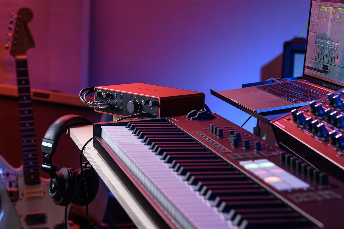 Focusrite SCARLETT 16I16 4G 4th Gen Audio Recording Interface+2) Headphones+Mics