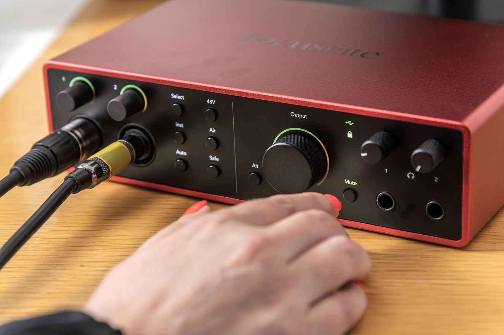 Focusrite SCARLETT 16I16 4G 4th Gen Audio Recording Interface+2) Headphones+Mics