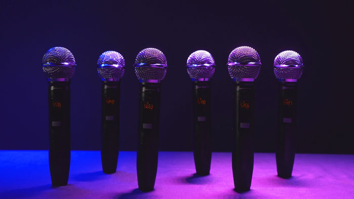 Distinctive Features for Seamless Performance